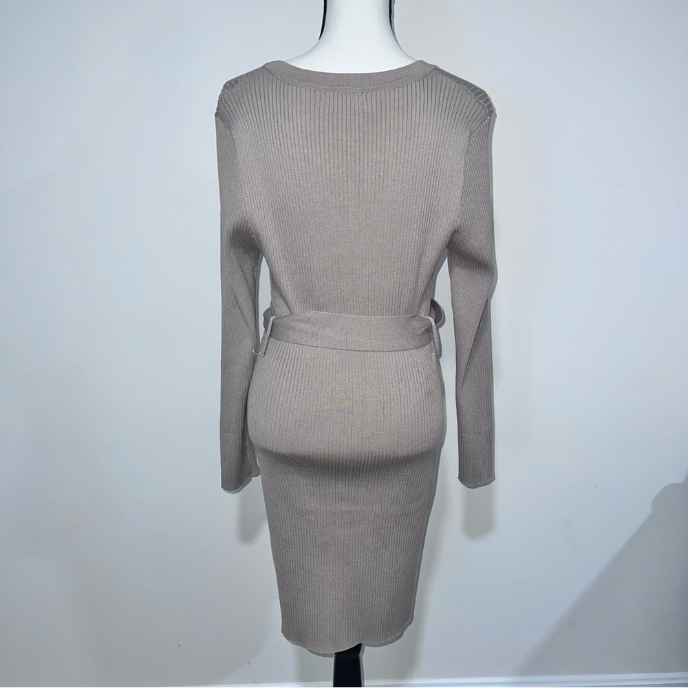 Form-Fitting Rib Knit Beige Button Down V Neck Lo… - image 6